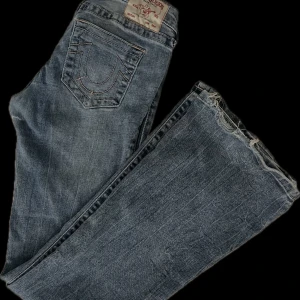 True religion W27  - True Religion jeans W27. Är slinta längst ner och vid ”ljumsken” (se bild 4) 