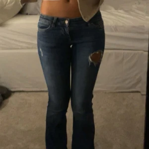 low waist bootcut jeans  - Säljer dessa då jag har tröttnat på dem🤗De är low waist bootcut med en grenhöjd på ca 17,5cm och måttet rakt över midjan är ca 35cm❤️innerbenslängden är 78 cm. Storleken är xs/32 men jag brukar ha strlk 34 och 36 och sådär ser de ut på mig🤗priset kan diskuteras