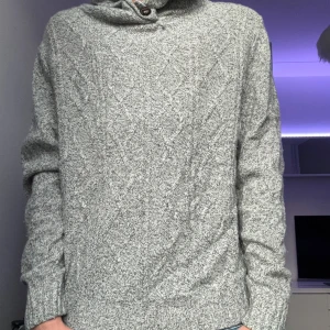 Grå stickad hoodie från Dressmann - Säljer en grå stickad hoodie från Dressmann i storlek M. Är i jättebra skick och köpt för 599. Skriv gärna vid frågor!