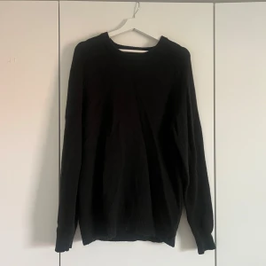 Svart stickad tröja från Samsøe Samsøe - Enkel och stilren svart stickad tröja från Samsøe Samsøe. Tröjan har rund halsringning, långa ärmar och ribbade muddar. Perfekt för lager-på-lager och funkar till allt. Klassisk modell som är lätt att matcha med jeans eller kjol.