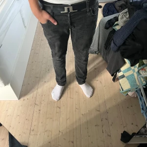 Svarta slim jeansbyxor - Säljer ett par svarta jeansbyxor från Jack and Jones i modellen ”Slim Glenn”. (31/32) Byxorna har klassisk femficksdesign och normal midja. Snyggt tvättade med en mörk ton, perfekta till en enkel t-shirt eller hoodie. Materialet är mjukt och stretchigt för extra komfort. // OBS detta är med ganska mycket häng så dom kan vara mer slim om man vill de.