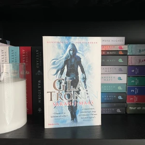 Glastronen - Första boken i Glastronen-serien av Sarah J Maas. Bra skick utan bruten rygg.