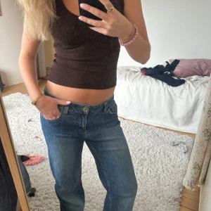 Blå raka jeans med låg midja - Säljer ett par vintage blå jeans med låg midja och raka ben. Dom är köpta second hand i Japan med orginal från point zero. Perfekta till sneakers eller boots och passar till allt🥰
