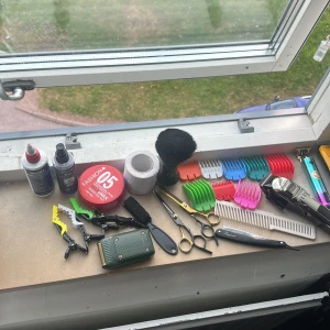 Stor sminkborste för ansiktet - Säljer en stor och fluffig sminkborste med svart borst och svart handtag, perfekt för att applicera puder, bronzer eller highlighter. Borsten är mjuk och har en rund form som gör det enkelt att få ett jämnt resultat över hela ansiktet.