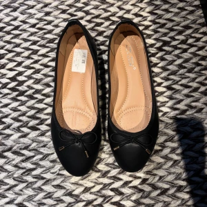 Svarta ballerinaskor  - Ballerina skor från raglady , var så små för mig men är så så så snygga älskar 🩷🩷🩷🩷🩷🩷aldrig använda men testade , prislapp kvar i skon och orginalförpacking kvar 
