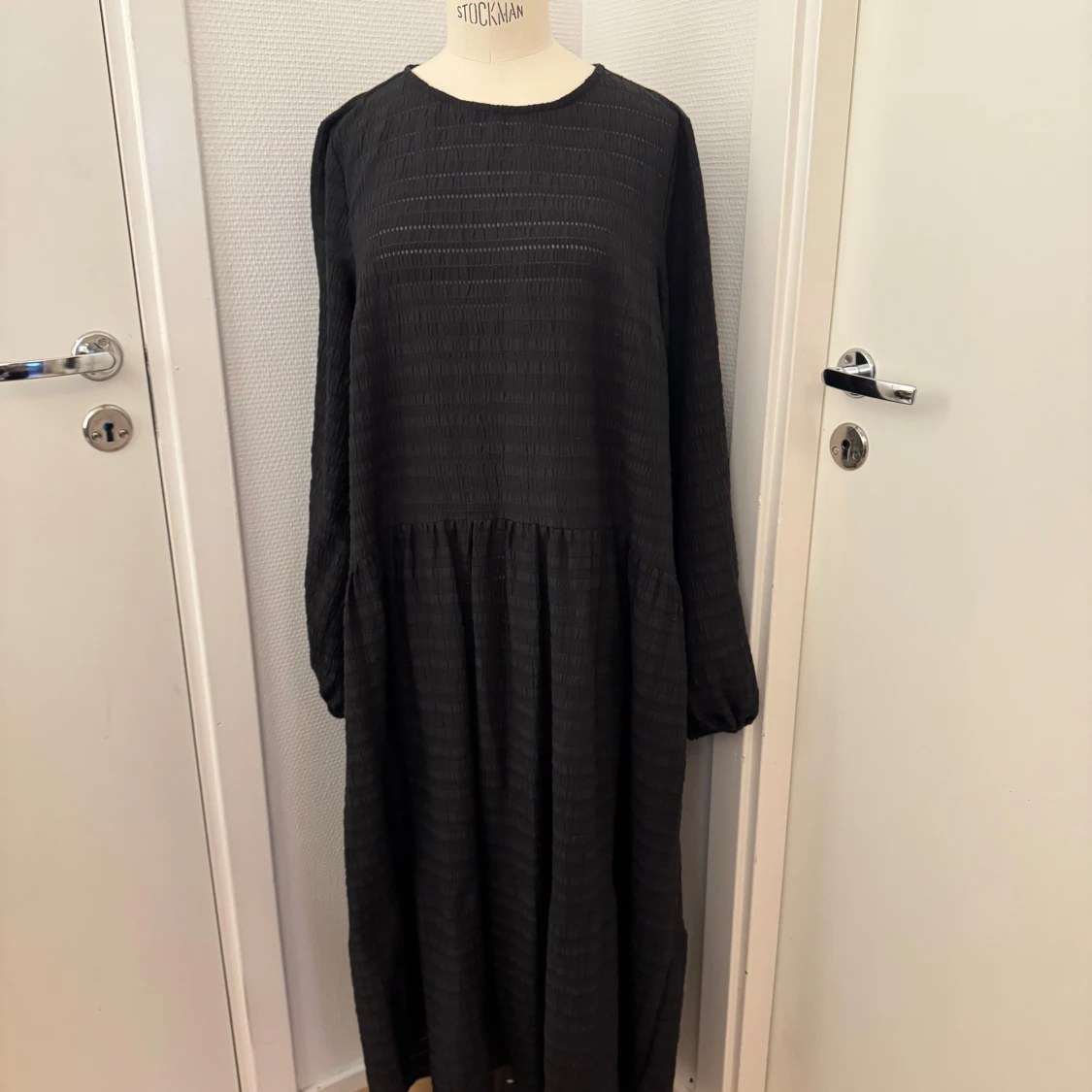 Svart NA-KD långklänning med struktur