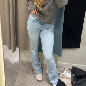 Ljusblå bootcut jeans från Gina Tricot - Säljer ett par ljusblå bootcut jeans från Gina Tricot i storlek 38. Använd fåtal gånger och inget slitage.🌼💛