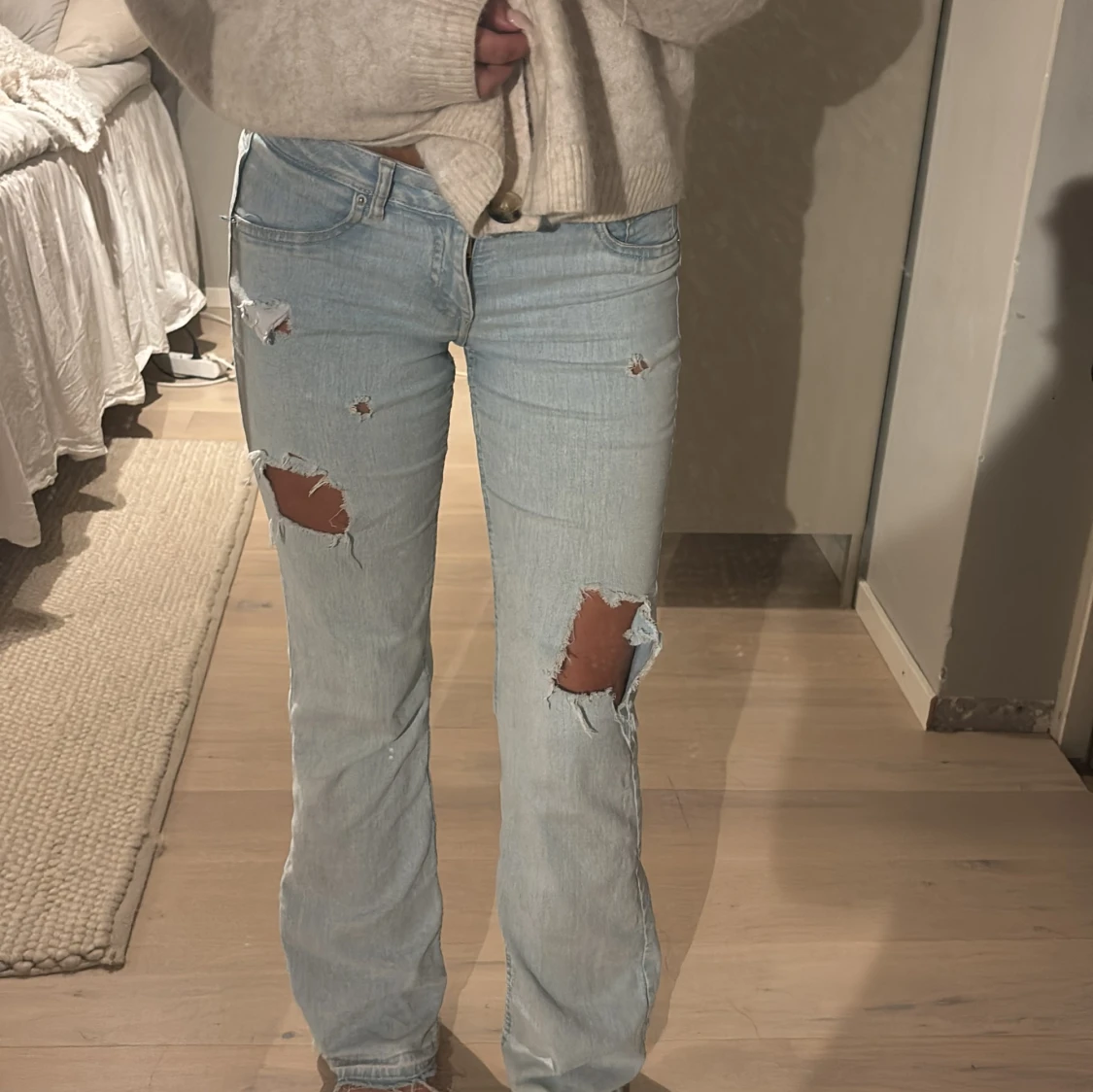 Ljusblå jeans med hål