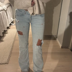 Ljusblå jeans med hål - Så nice jeans med hål jag gjort själv. Fint skick 🩷🩷