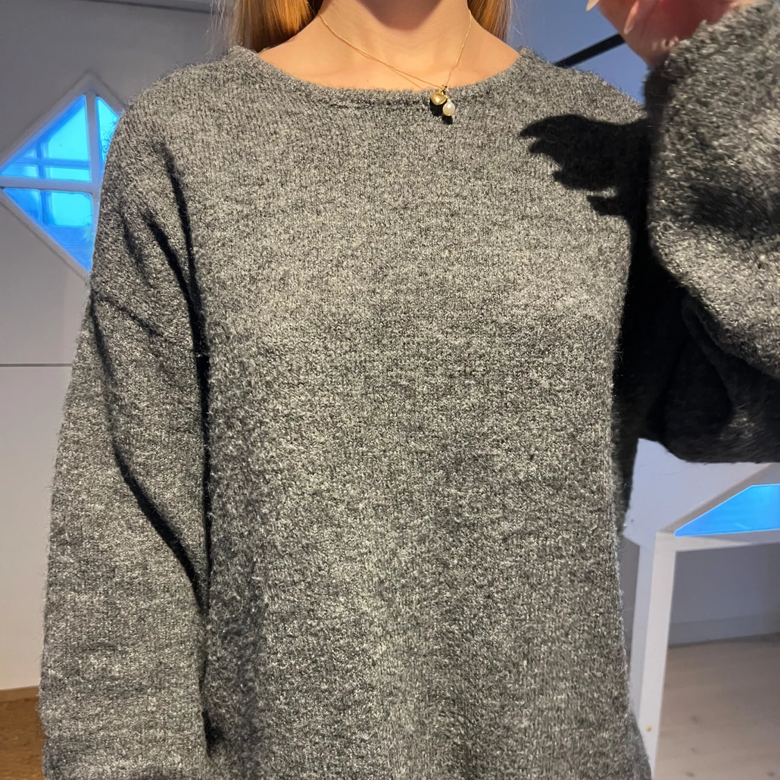 Mörkgrå stickad tröja med öppen rygg - 1