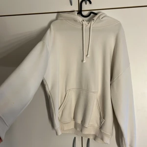 Hoodie  - Hoodie från bikbok, har någon små fläck på höger ärm samt i huva, går säkert bort om man gnuggar med tvål/medel