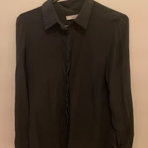 Svart skjorta  - Svart skjorta från gina tricot med tunt tyg. Använd fåtal ggr men i superbra skick! Storlek S/36 Tvättar allt innan, skriv för mer bilder.💞