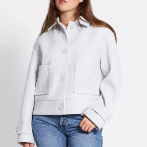 Ljusgrå jacka från lager 157 - Säljer denna snygga ljusgråa jacka som knappt är använd.🫶🏻Nypris 400kr