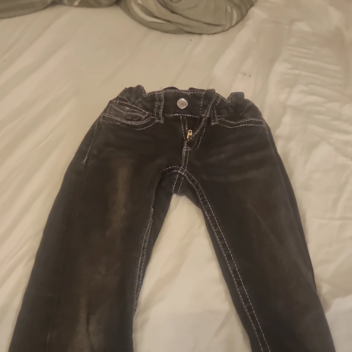 Svarta jeansbyxor från Gina Tricot