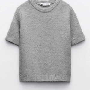 Grå stickad tröja från Zara - Perfekt höst tröja från zara, nästan aldrig använd och är i mycket bra skick. I storlek M men passar mig som har S/ Xs.  Skriv vid eventuella frågor! Kan tänka mig gå ner i pris🥰