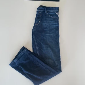 Replay jeans - Sköna byxor. Märke replay. Börjar bli för små därför så säljer jag. Storleken är 158 men man kan lätt ha dom upp till 165 cm