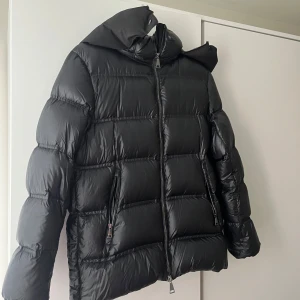 Svart pufferjacka Massimo Dutti  - Använt bara några gånger.  XS men passar även S. Skriv för fler detaljer eller bilder!!❤️ Priset går att diskutera!💓