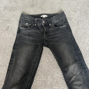 Svarta bootcut jeans med detaljer - Snygga svarta jeans med low waist bootcut passform. Jeansen har klassisk femficksdesign och dekorativa knappar med detaljer, skriv om ni vill diskutera ett annat pris💕