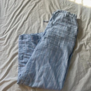 Ljusblå pyjamasbyxor🩵 - Säljer dessa ursnygga pyjamasbyxorna som är i bra skick. De har ett fint vitt randigt mönster också! 🩵