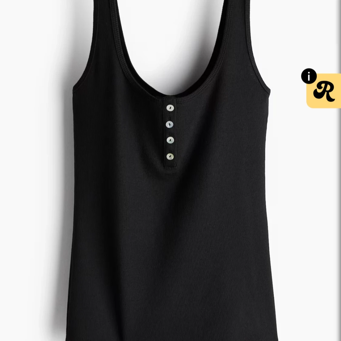 Svart ribbad linnetopp med knappar
