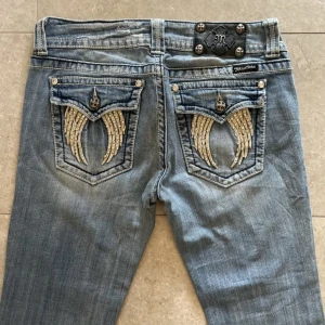 Lågmidjade bootcut missme jeans💕 - Säljer tyvärr mina favorit miss me jeans för att de har blivit för små för mig. Midjemåttet är 39cm och innerbenslängden är 83cm💕 De har lågmidjad passform och är bootcut. Skriv gärna vid frågor💕 PRIS GÅR ATT DISKUTERA!! 