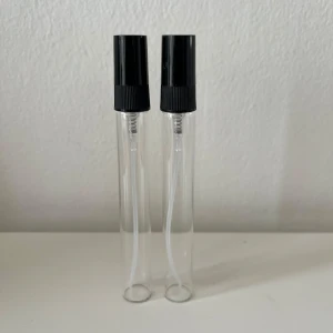 Två parfymbehållare - Två st glas parfymsbehållare. Perfekta att fylla med din favoritdoft och ta med i väskan. Smidig storlek för resor eller att ha i fickan. (Två pack)