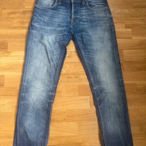 Nudie jeans grim Tim - Säljer ett par otroligt snygga nudie jeans i grin Tim modellen. Jeansen har en snygg wash och är nästan helt nya. Hör av er vid frågor!