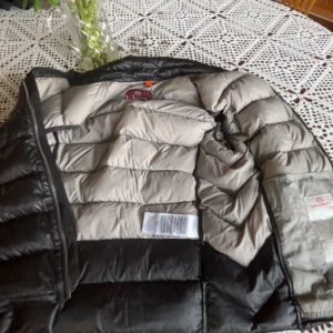 Skön Parajumper väst - En tvärskön parajumper väst, passar till allt en basic men ändå en statment piece. Tvär skön. Relativit bra skick 7-7,5 skulle jag säga. S i mäns storlek, L i kill storlek. Finns tags och galge till den. Priset är självklart inte hugget i sten.