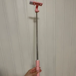 Selfie stick rosa oanvänd  - Pris 60kr