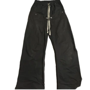 Rick Owens belas - SS22 97% cotton 3% elastane. The buttons on the pockets are little bit worn out, and they also have small heel drag. Size 36.