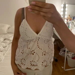 Vitt linne - Jättefint vitt linne som jag endast använt en gång!