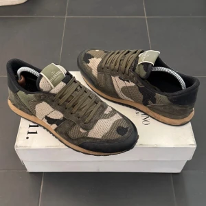 Valentino Rockrunner | 42.5 - Valentino Rockrunner Sneakers | Grymt skick! | Original dustbag ingår | pris kan diskuteras | skriv om ni undrar över något | 🫡