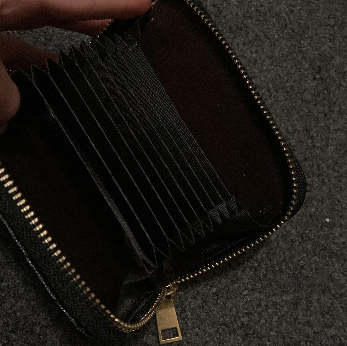 Svart quiltad plånbok med dragkedja - 2