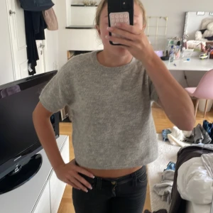 Grå stickad kortärmad tröja  - Jätte fin grå stickad tröja med korta ärmar. Den är en kortare modell. Helt ny , aldrig använd och prislappen är kvar, som man ser på sista bilden. Storleken är 146/q52 som man också ser på sista bilden. Och tröjan är från Gina tricot. Köptes för 200 kr, säljer för 100 kr. Hör av mer om ni har några funderingar 