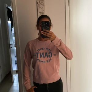 rosa gant tröja - rosa gant tröja med blå text. den är använd men i mycket bra skick. 
