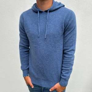 Kashmir/Merino hoodie - Blå Kashmir/Merino hoodie | Storlek S | Modellen är 177cm lång | Endast använd 1 gång, därför toppskick | Hör av dig vid frågor🌟