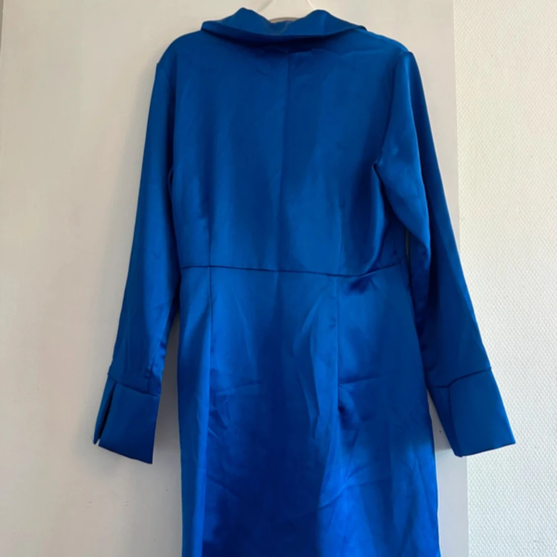 Blå satin-klänning från Zara - 1