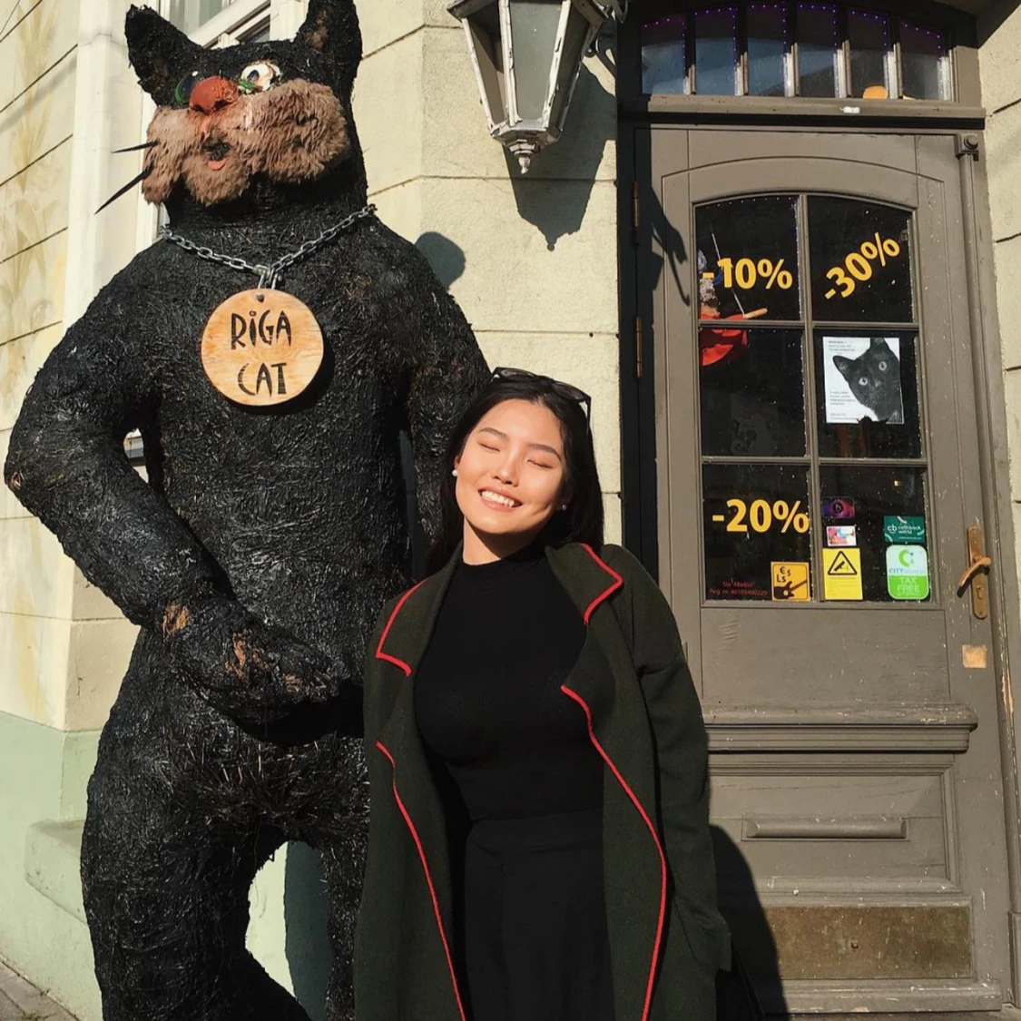 Mörkgrön kappa med röd kant