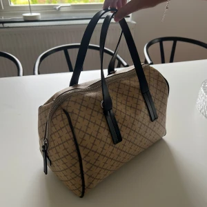 by malene birger väska - Säljer min fina by malene birger väska. Den är i en beige färg och har inga defekter. Väldigt rymlig väska och väldigt elegant att ha till en kappa eller liknande. Nypriset låg på ett pris mellan 5-6 tusen men jag säljer den för 3000. Pris kan dock diskuteras🤍