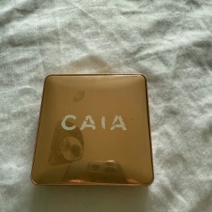 CAIA highlighter i färgen Sidney - Säljer en highlighter från CAIA i en snygg guldig nyans. Ger en riktigt glowig finish. Använd flertalet gånger men slutat använda highlighter därav säljer jag