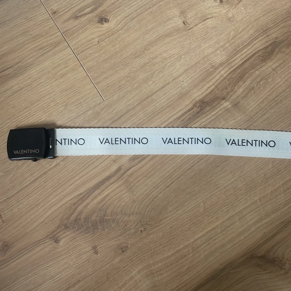 Vit Valentino bälte med svart spänne - 1