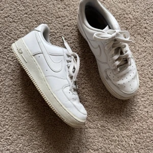 Nike Air Force 1 vita sneakers storlek 40 - Säljer mina gamla Air Force 1. De är storlek 40 och sparsamt använda. Klassisk modell som passar till det mesta😁