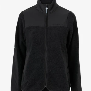 Svart pilejacka röhnisch - Mysig svart pilejacka från Röhnisch. Den är använd väldigt mycket men över förväntan ser den exakt likadan ut ser ingen skillnad från när den köptes. Min syster köpte nyligen en likadan och de ser exakt likadana ut!!☺️