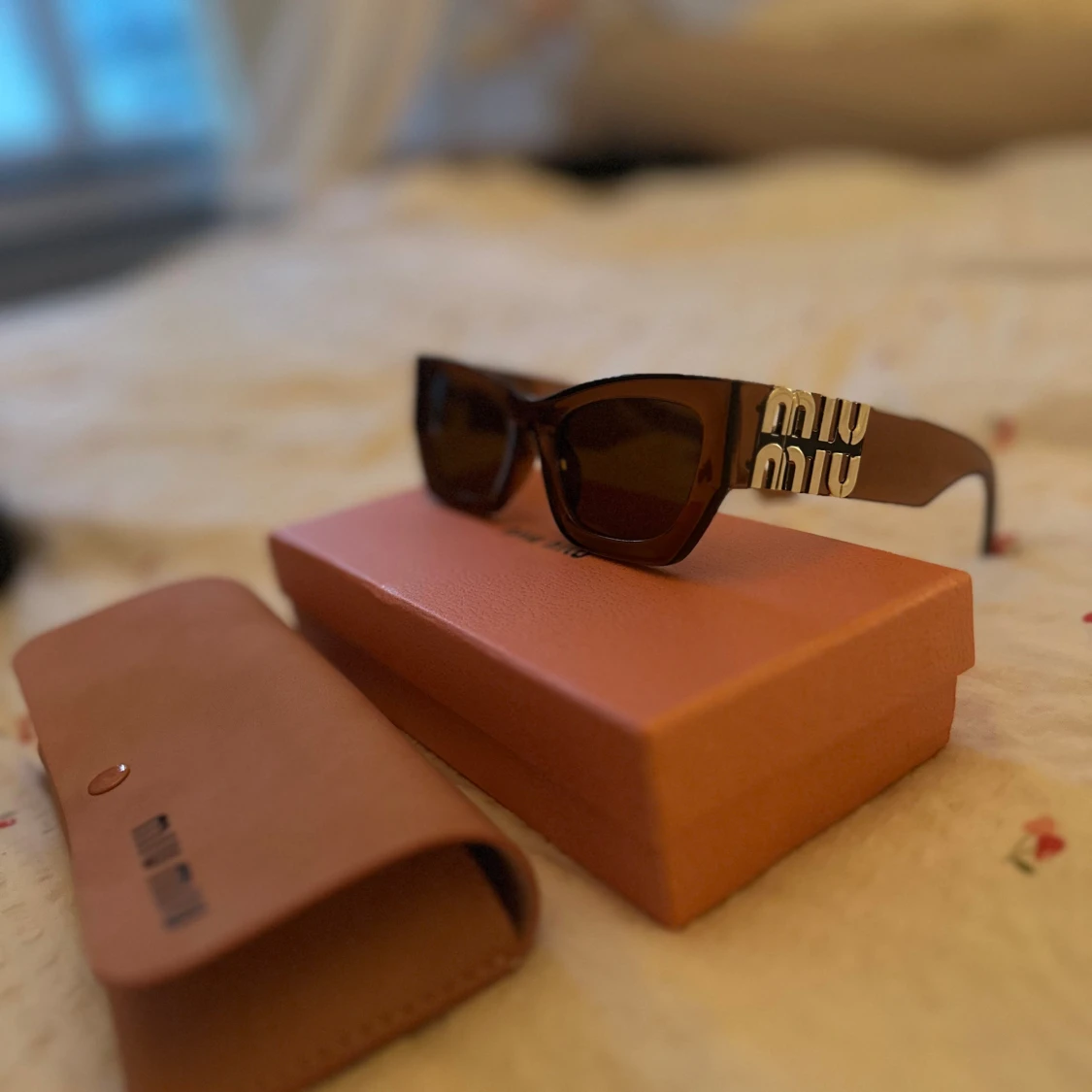 Bruna Miu Miu solglasögon med guldlogo - 1