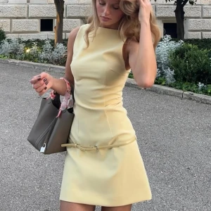 Ljusgul ärmlös kortklänning - Supersöt ljusgul kortklänning 