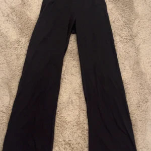 Svarta flared träningsbyxor Gymshark M - Svarta tränings byxor från Gymshark i storlek M. Dem är väldigt tunna vilket gör att dem är extremt sköna men säljer pågrund av att dem är för korta. Dem är utsvängda i benen men inte för utsvängda. Dem har en höjmidja med hög kant så de går att vika ner dem så dem blir lågmidjade om man vill det.💕💕pris går att diskuteras💕💕