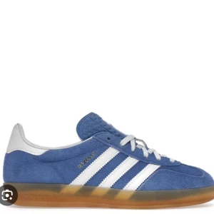 Adidas Gazelle blå sneakers - Säljer ett par Adidas Gazelle sneakers i blå. Är i jätte fint skick🥰 har använts under väldigt kort tid. Är i storlek 38 men passar även de med storlek 37 då den passar mig. Passar med nästan allt och är väldigt stilig. 