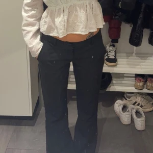 Vera Kostymbyxor från Bikbok  - Säljer ett par svarta kostymbyxor från BikBok i storlek 36, lågmidjade modellen💞väldigt fint skick! Nypris 499kr
