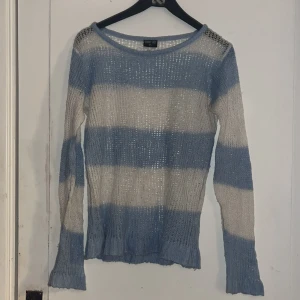 Stickad tröja  - Jättefin blå randig stickad kofta från serious Sally  i strl Xs. I mycket fint skick. 