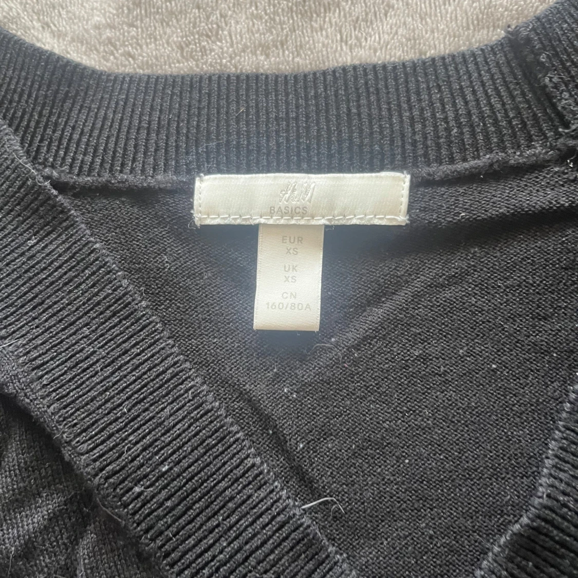 Svart v-ringad stickad tröja H&M XS - 1